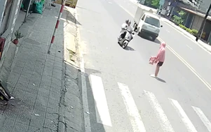 Khoảnh khắc xe máy lao nhanh, tông văng người đi bộ qua đường