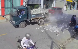 Xe tải phanh gấp, hàng trăm viên gạch đổ tràn xuống đường