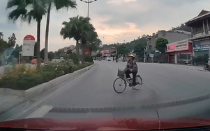 Ô tô chạy 85 km/h, tông văng người đi xe đạp sang đường