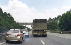 Vượt xe, chuyển làn “điền chỗ trống”, ô tô con gây tai nạn trên cao tốc
