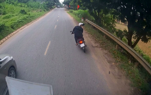 Bị xe máy tạt đầu, ô tô tăng tốc đuổi theo hơn 80 km/h