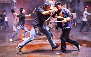 Video: Nhóm thanh niên xông vào quán ăn chém người tới tấp