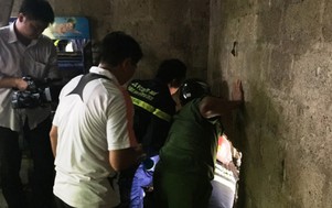 Cận cảnh tên cướp mắc kẹt trong cống thối khi chạy trốn