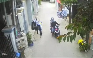 Video: Hai thanh niên lấm lét ăn trộm thứ không ai ngờ tới