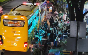 Nhà xe Thành Bưởi chiếm đường, lập điểm đón khách trong đêm