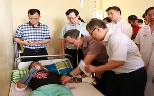 Video: Thăm hỏi, động viên các nạn nhân trong vụ lật xe ở đèo Khánh Lê