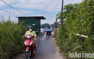 Video: Ngàn lượt người thấp thỏm qua cầu tạm trên 20 năm tuổi