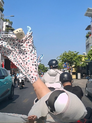 Không giữ khoảng cách an toàn, ô tô va chạm xe máy