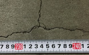 Khi nhà lâu năm xuất hiện vết nứt, xử lý thế nào?