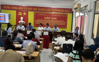 Hàng trăm người đấu giá đất xuyên đêm ở Quảng Ngãi, có lô tăng gấp 2-3 lần giá khởi điểm