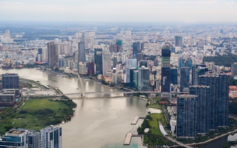 Giá nhà tăng cao, gia đình trẻ ngại sinh con