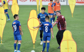 Thầy Park, HLV Troussier và bóng đá thành tích