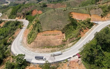 Cõng từng bao xi măng, đất đá mở đường đèo Lò Xo