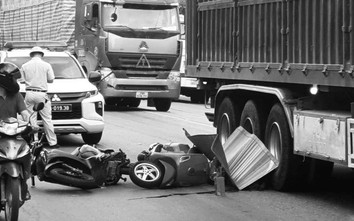 Hai xe máy va chạm, một người đàn ông bị ô tô đầu kéo cán tử vong