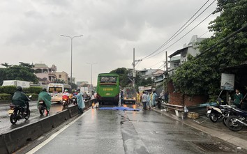 Bản tin TNGT 24/10: Đi bộ sang đường sau khi rút tiền, một cụ ông bị xe tông tử vong