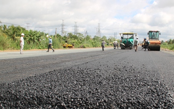 Thảm nhựa những km đầu tiên tại dự án cao tốc Mỹ Thuận - Cần Thơ
