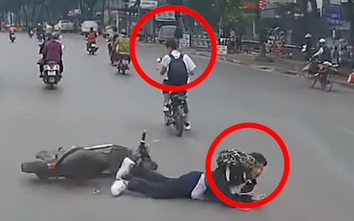 Đẩy bám nhau trên xe điện, nam sinh trượt bánh ngã trước đầu ô tô