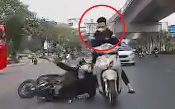 Lạng lách đánh võng xô ngã người đi đường, thanh niên đầu trần tăng ga bỏ chạy