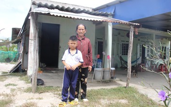 Lắt lay bà nội 70 tuổi lượm ve chai, nuôi cháu mồ côi cha vì TNGT