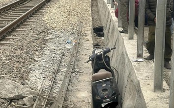 Bản tin TNGT 22/12: Hai người bị tàu hỏa tông tử vong khi vượt qua lối đi tự mở