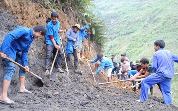 Ăn cá mắm, ngủ rừng mở đường lên xã nghèo nhất nước