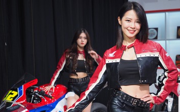 Dàn người đẹp tạo dáng bên mô tô đốn tim phái mạnh