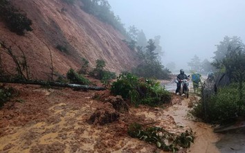 Lào Cai: 3 điểm sạt lở trên QL4D sau mưa lớn, đường lên Sa Pa ách tắc giao thông