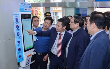 Người dân trải nghiệm mua vé tàu tự động dịp sát Tết Nguyên đán