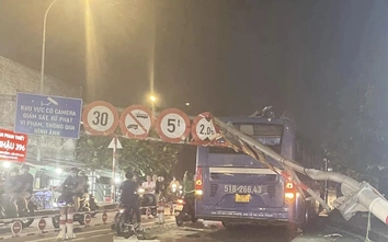 Xe buýt tông sập khung giới hạn cầu An Phú Đông, tài xế "đi lộn đường, ráng chạy qua"