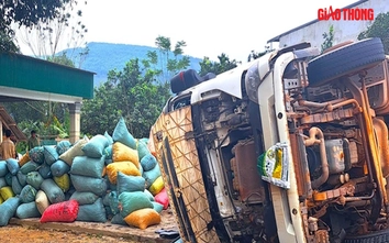 Bản tin TNGT 24/1: Xe đầu kéo đang đi bỗng lật nghiêng làm sập cổng nhà dân