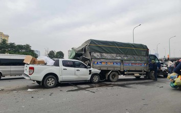 Bản tin TNGT 26/1: Hai ô tô tông trực diện, một tài xế bị thương nặng