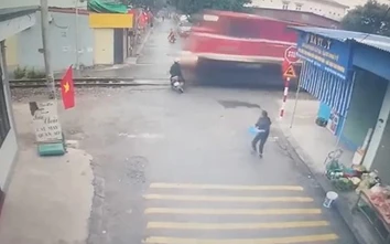 Bản tin TNGT 30/1: Va chạm với tàu hoả, một phụ nữ tử vong tại chỗ