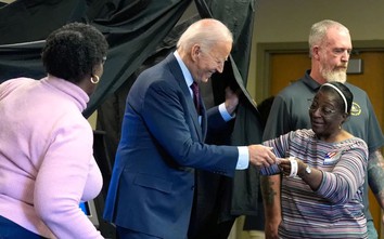 Tổng thống Mỹ Joe Biden đi bỏ phiếu sớm, đặt trọn niềm tin vào bà Kamala Harris