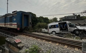 Tàu hỏa đâm ô tô 16 chỗ, nhiều người nhập viện