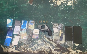 Khống chế thanh niên định tẩu tán súng đạn khi bị kiểm tra nồng độ cồn