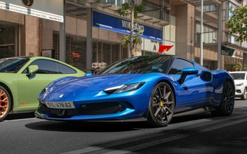 Cận cảnh siêu xe hybrid Ferrari 296 GTS xuống phố chơi Tết