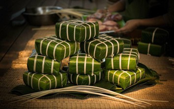 Cắt bánh chưng dùng lạt hay dao dễ và đẹp hơn, người trẻ chọn cách này