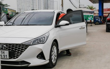 Cách mở cửa ô tô an toàn, tránh gây tai nạn