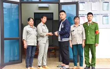 Nhặt được số tiền gấp 3 lần lương tháng, nữ lao công tìm người đánh rơi để trả