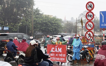 Xe máy chạy nườm nượp trên cầu vượt Mai Dịch bất chấp lệnh cấm