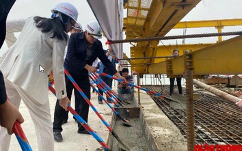 Hợp long cầu vượt sông dài nhất cao tốc Bắc - Nam