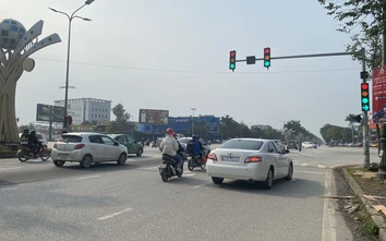 Đèn giao thông "nhảy múa", người tham gia giao thông bối rối chọn hướng đi