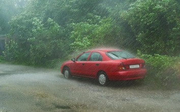 Để ô tô ngoài trời, làm sao hạn chế tác hại của nước mưa?