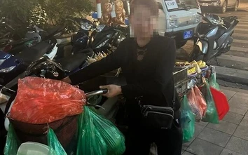 Thực hư vụ người bán hàng rong ăn vạ đòi tiền du khách ở hồ Gươm