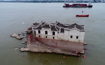 Ngôi đền cổ độc đáo nằm giữa sông Trường Giang