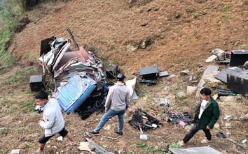 Xe tải đâm xuống ta luy âm, 4 người bị thương trên QL4D ở Lào Cai