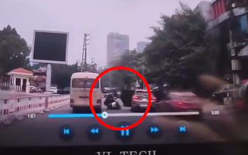 Mở cửa ô tô bất cẩn khiến người phụ nữ đi xe máy chết thảm dưới bánh xe khách