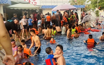 Nam sinh lớp 12 tử vong giữa bể bơi đông nghẹt người