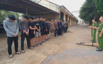 Triệu tập 18 thanh, thiếu niên mang dao rựa chém nhau trên phố