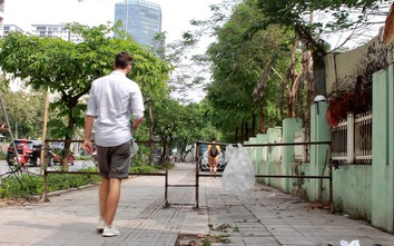 Hà Nội: Muôn kiểu dựng rào chắn giữ vỉa hè cho người đi bộ